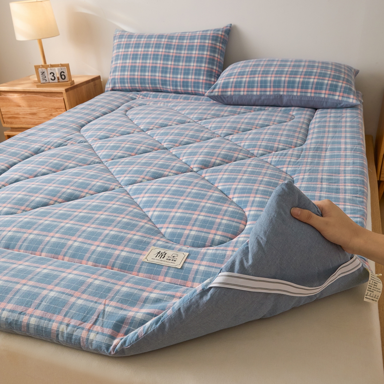 91家纺网 家纺一手货源 找家纺 爱屋及屋 2025新款无印风四季款棉花床垫 格韵蓝