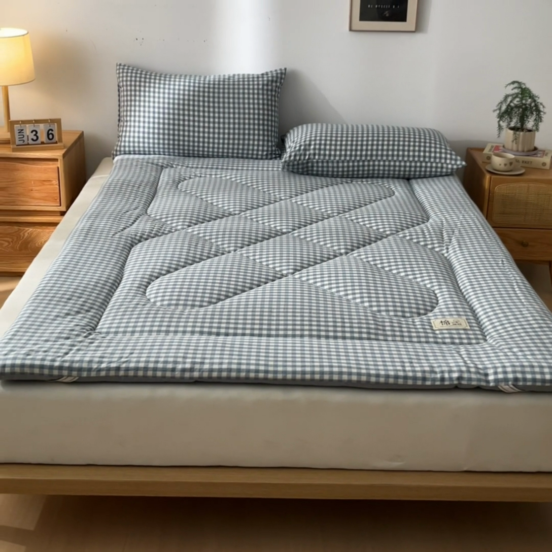 91家纺网 家纺一手货源 找家纺 爱屋及屋 2025新款无印风四季款棉花床垫 蓝小格