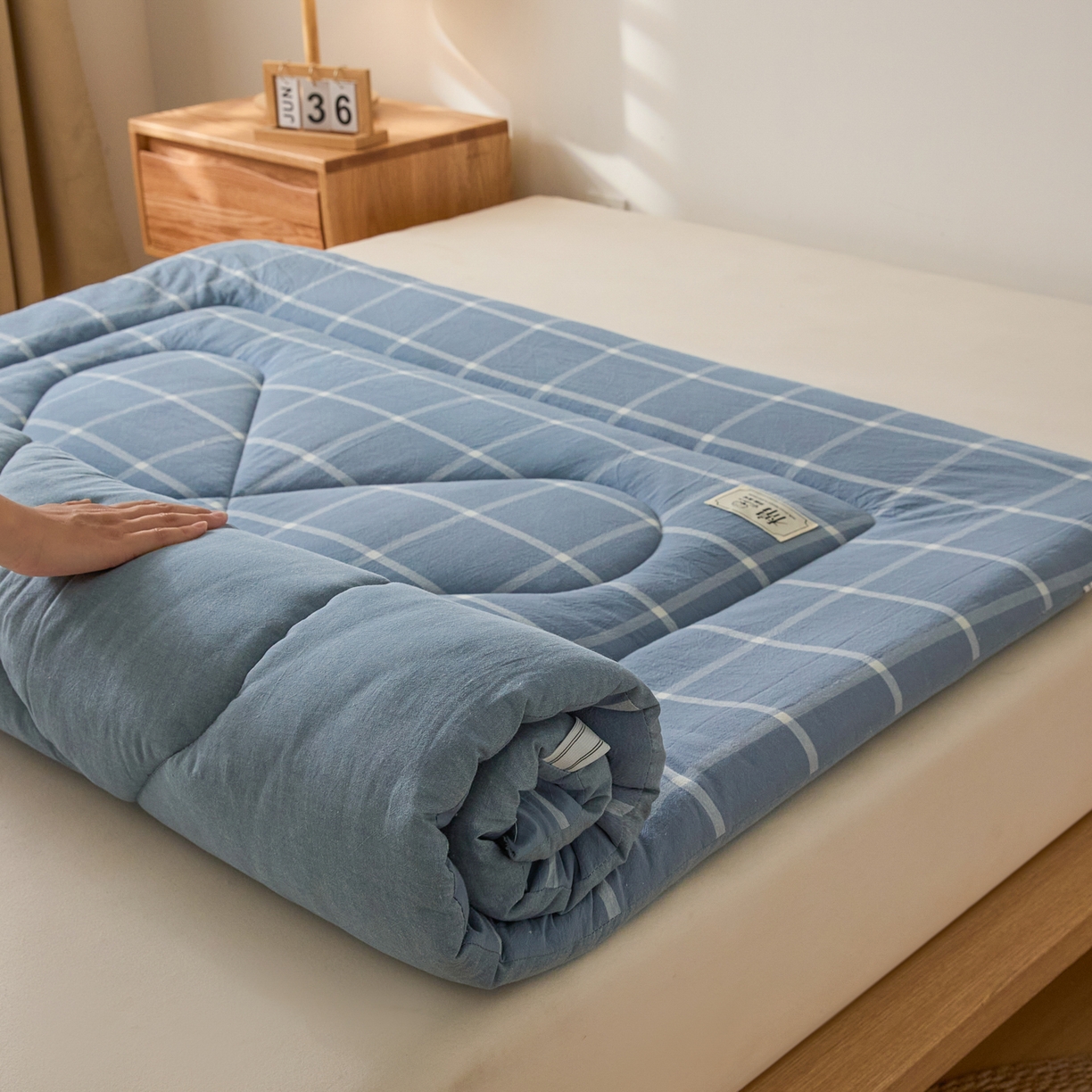 91家纺网 家纺一手货源 找家纺 爱屋及屋 2025新款无印风四季款棉花床垫 海蓝大格