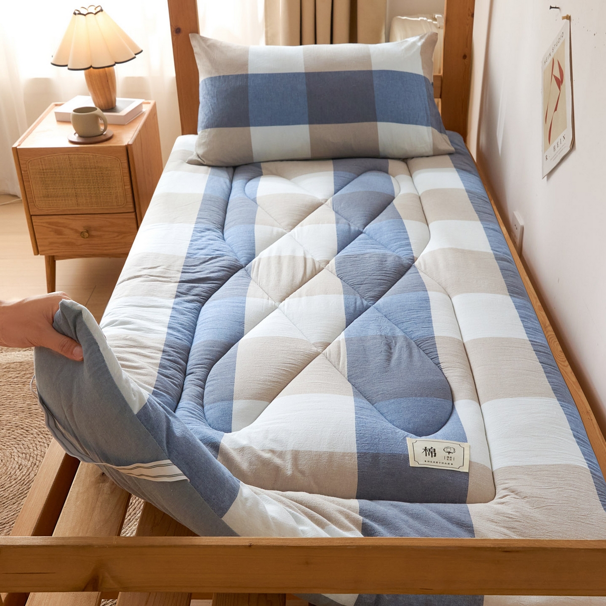 91家纺网 家纺一手货源 找家纺 爱屋及屋 2025款无印风学生棉花床垫 蓝咖大格