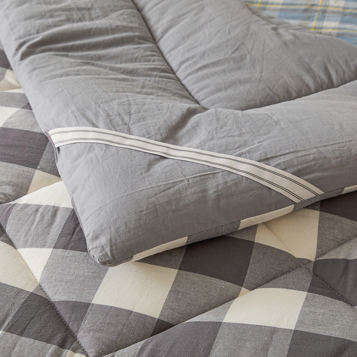 91家纺网 家纺一手货源 找家纺 爱屋及屋 2025新款无印风四季款棉花床垫 灰中格