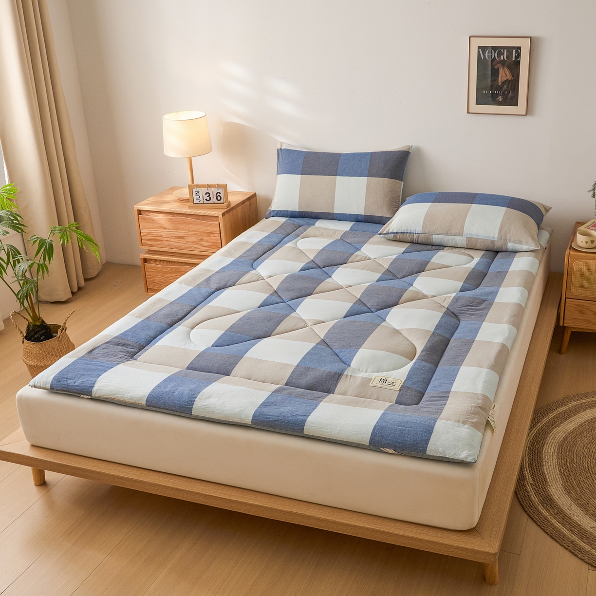 91家纺网 家纺一手货源 找家纺 爱屋及屋 2025新款无印风四季款棉花床垫 蓝咖大格