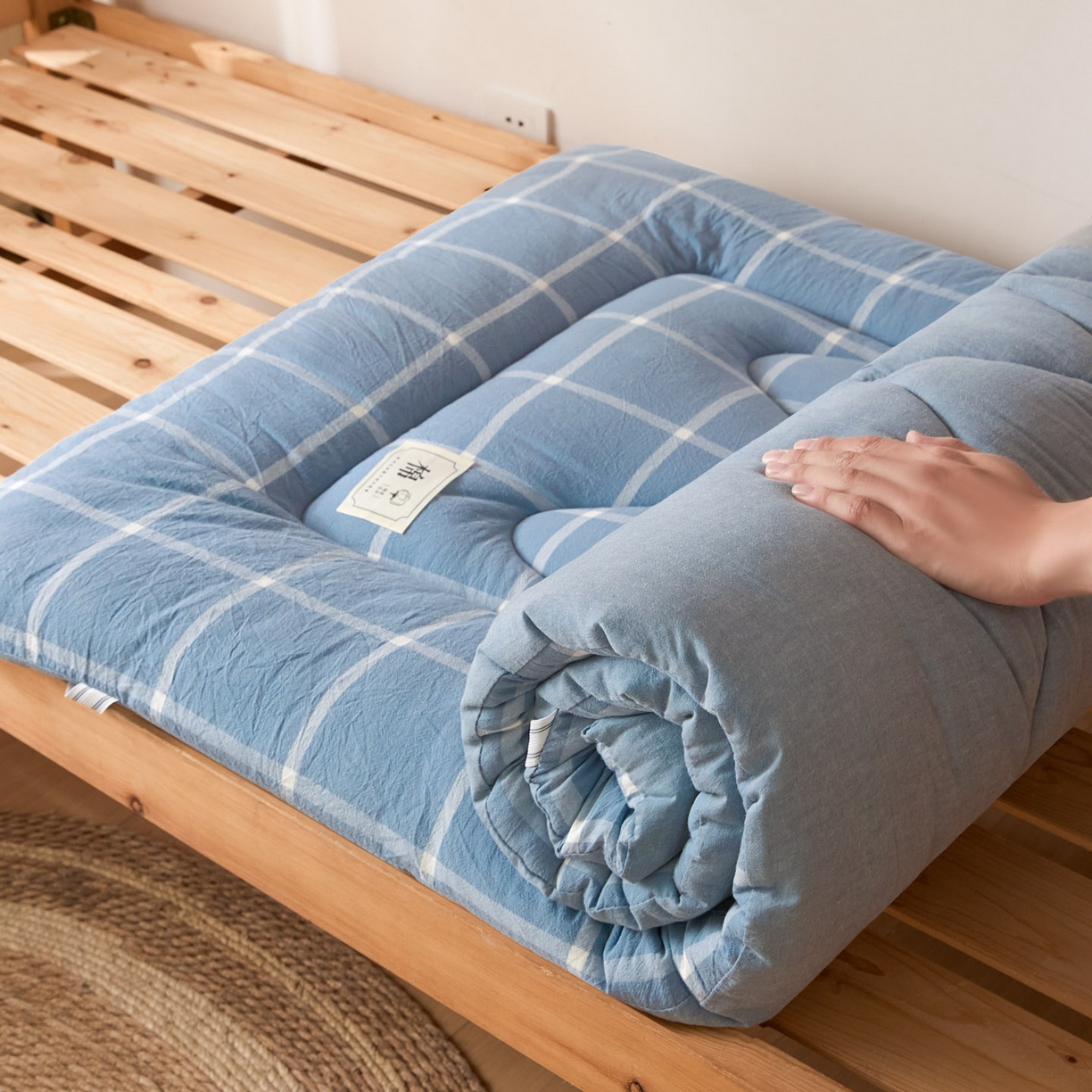 91家纺网 家纺一手货源 找家纺 爱屋及屋 2025款无印风学生棉花床垫 海蓝大格