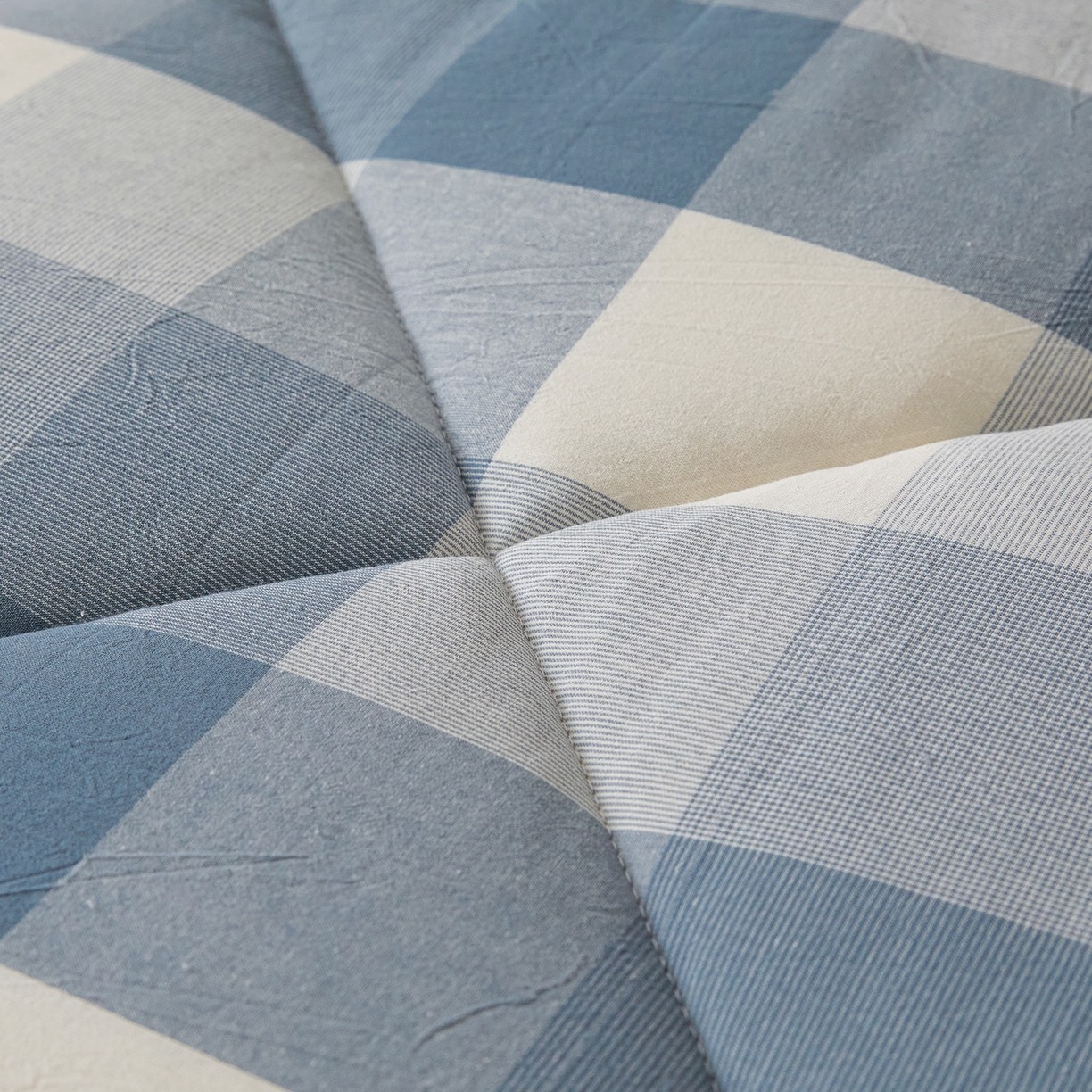 91家纺网 家纺一手货源 找家纺 爱屋及屋 2025新款无印风四季款棉花床垫 蓝中格