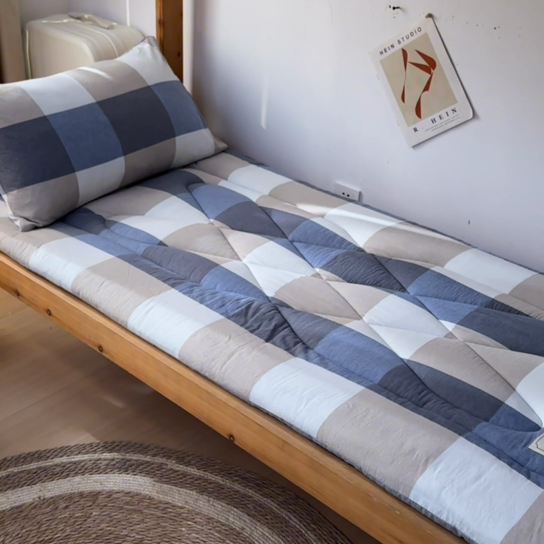 91家纺网 家纺一手货源 找家纺 爱屋及屋 2025款无印风学生棉花床垫 蓝咖大格