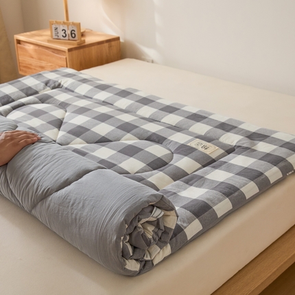 91家纺网 家纺一手货源 找家纺 爱屋及屋 2025新款无印风四季款棉花床垫 灰中格