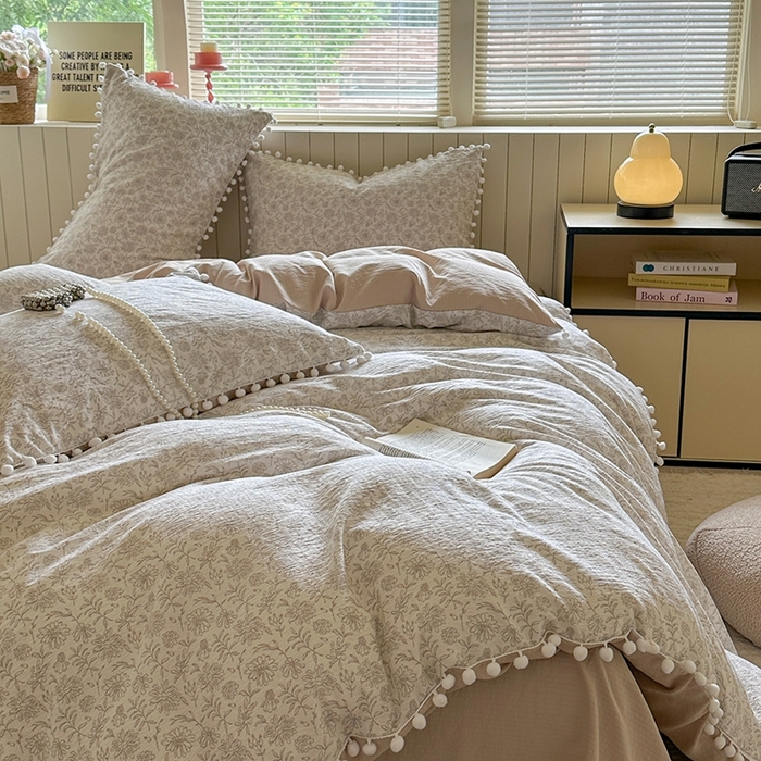 91家纺网 家纺一手货源 找家纺 缘生活 2025新款皱皱纱毛球球流苏四件套 皱皱纱球球流苏-碎花灰棕