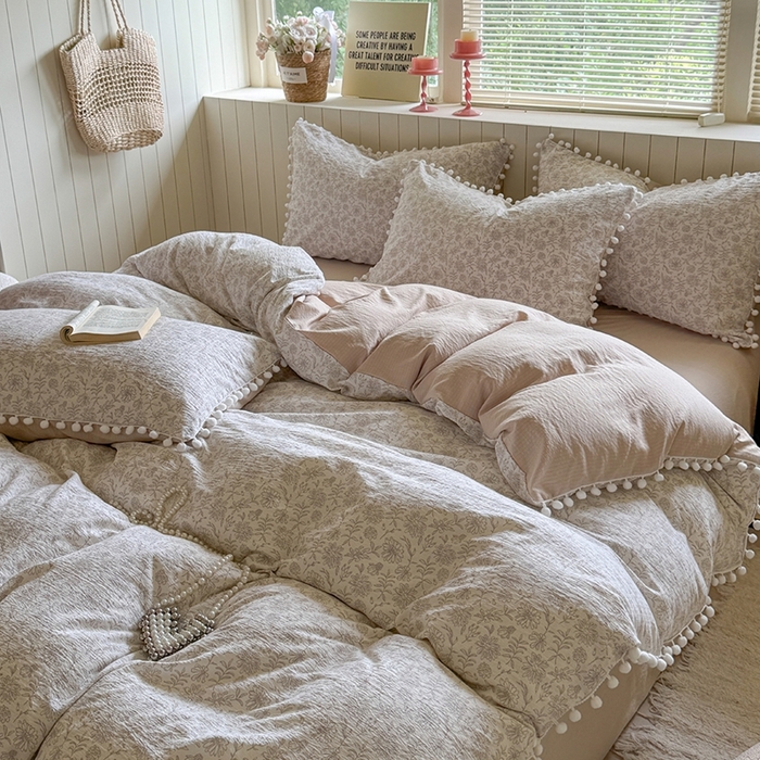 91家纺网 家纺一手货源 找家纺 缘生活 2025新款皱皱纱毛球球流苏四件套 皱皱纱球球流苏-碎花灰棕