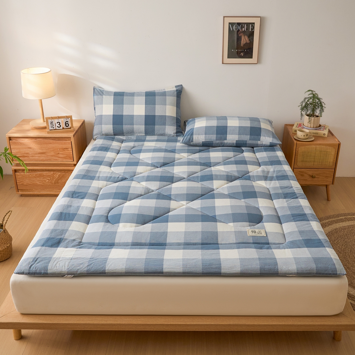 91家纺网 家纺一手货源 找家纺 爱屋及屋 2025新款无印风四季款棉花床垫 蓝中格