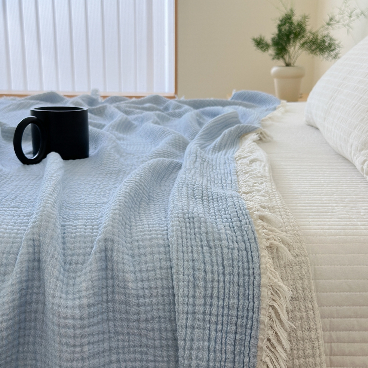 91家纺网 家纺一手货源 找家纺 淑女公社家纺 2025新款双色全棉纯棉皱皱纱流苏毯 双色流苏毯 浅浅蓝