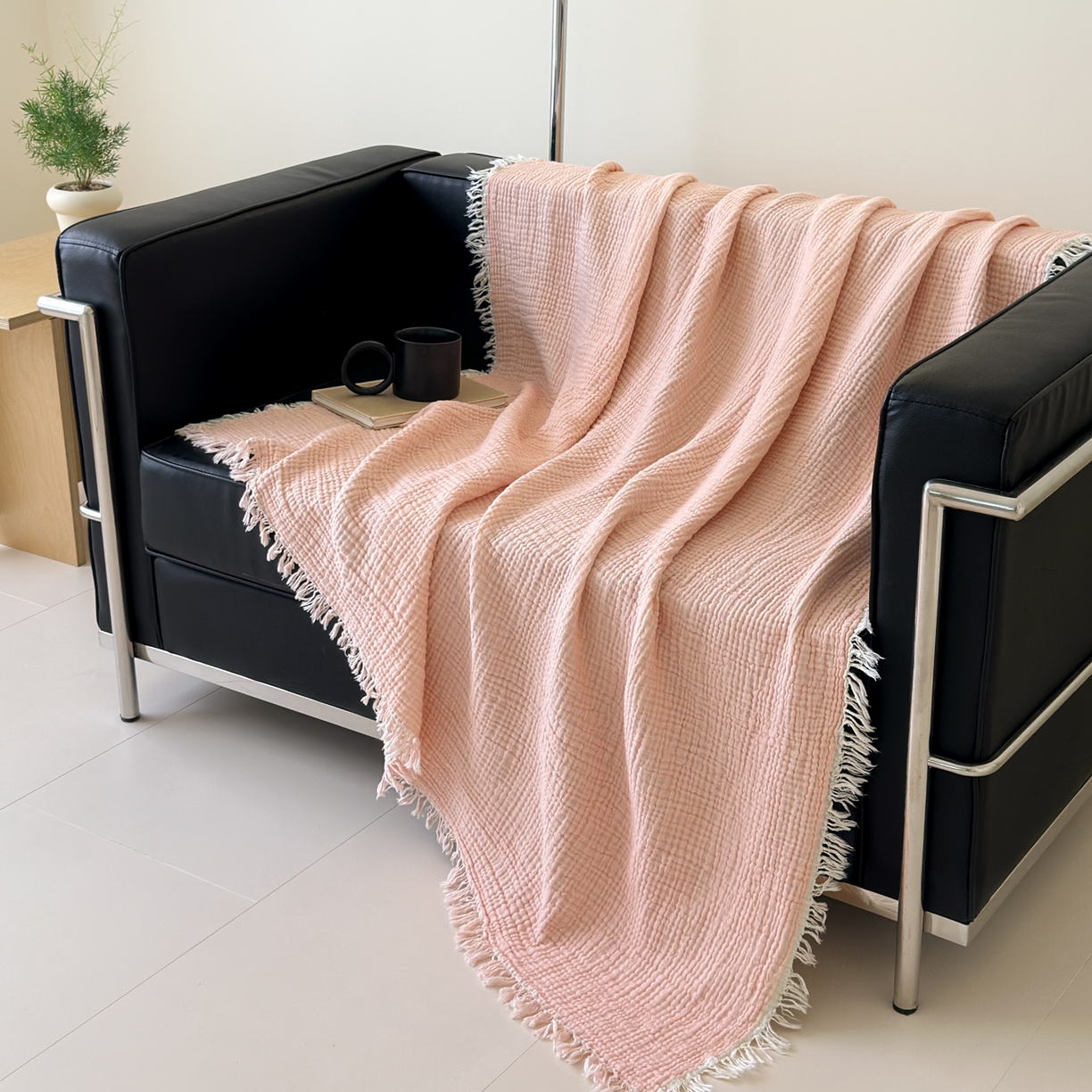 91家纺网 家纺一手货源 找家纺 淑女公社家纺 2025新款双色全棉纯棉皱皱纱流苏毯 双色流苏毯  脏脏粉