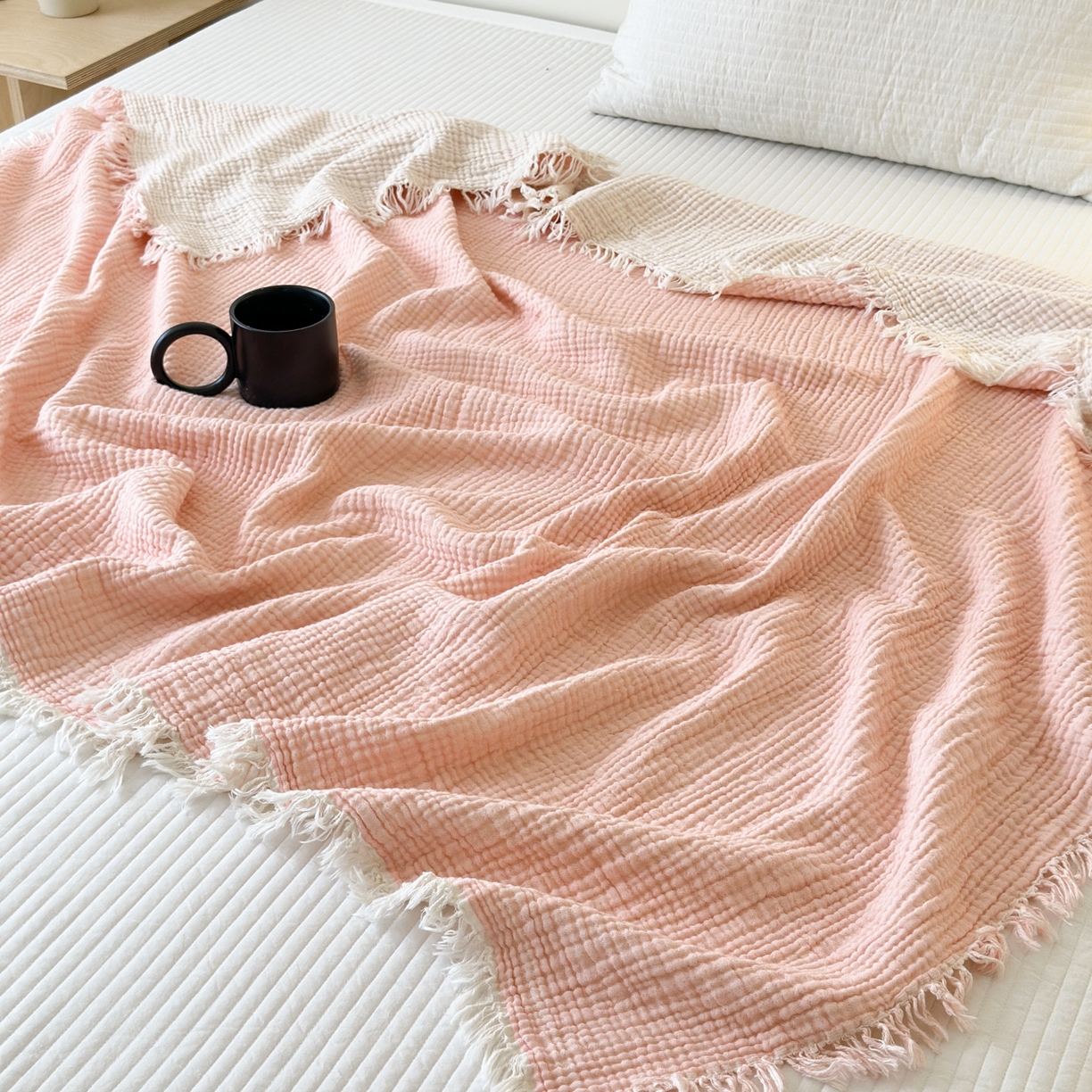 91家纺网 家纺一手货源 找家纺 淑女公社家纺 2025新款双色全棉纯棉皱皱纱流苏毯 双色流苏毯  脏脏粉