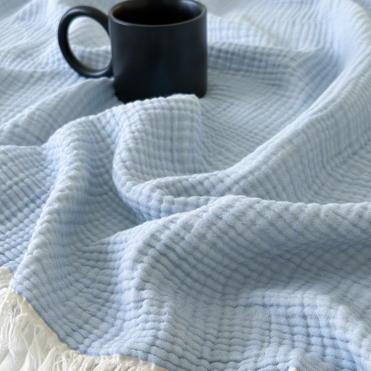 91家纺网 家纺一手货源 找家纺 淑女公社家纺 2025新款双色全棉纯棉皱皱纱流苏毯 双色流苏毯 浅浅蓝