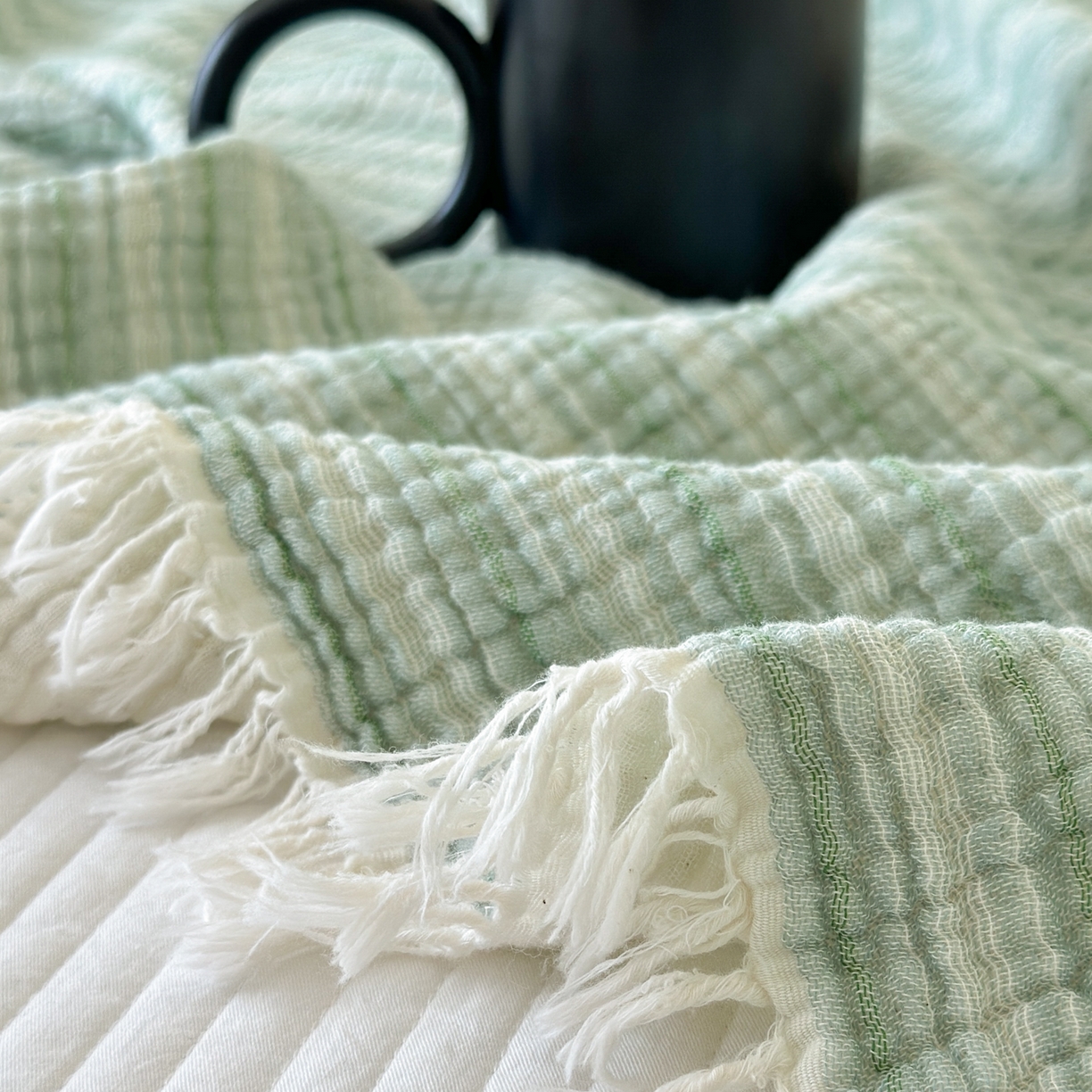 91家纺网 家纺一手货源 找家纺 淑女公社家纺 2025新款双色全棉纯棉皱皱纱流苏毯 双色流苏毯 条纹水绿