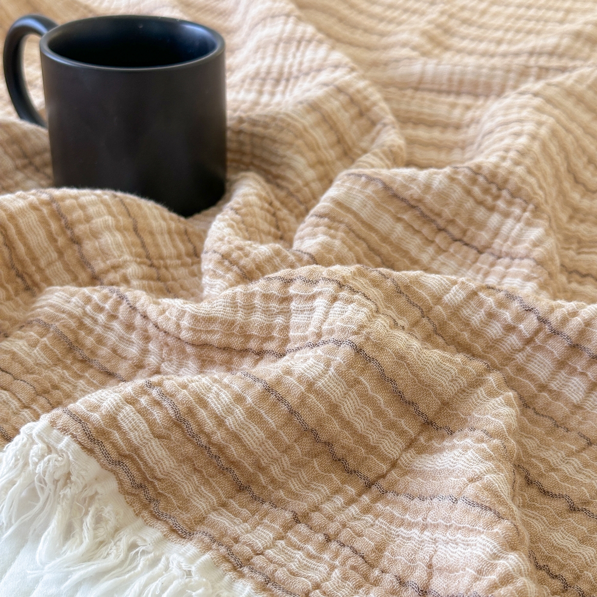 91家纺网 家纺一手货源 找家纺 淑女公社家纺 2025新款双色全棉纯棉皱皱纱流苏毯 双色流苏毯 条纹奶咖