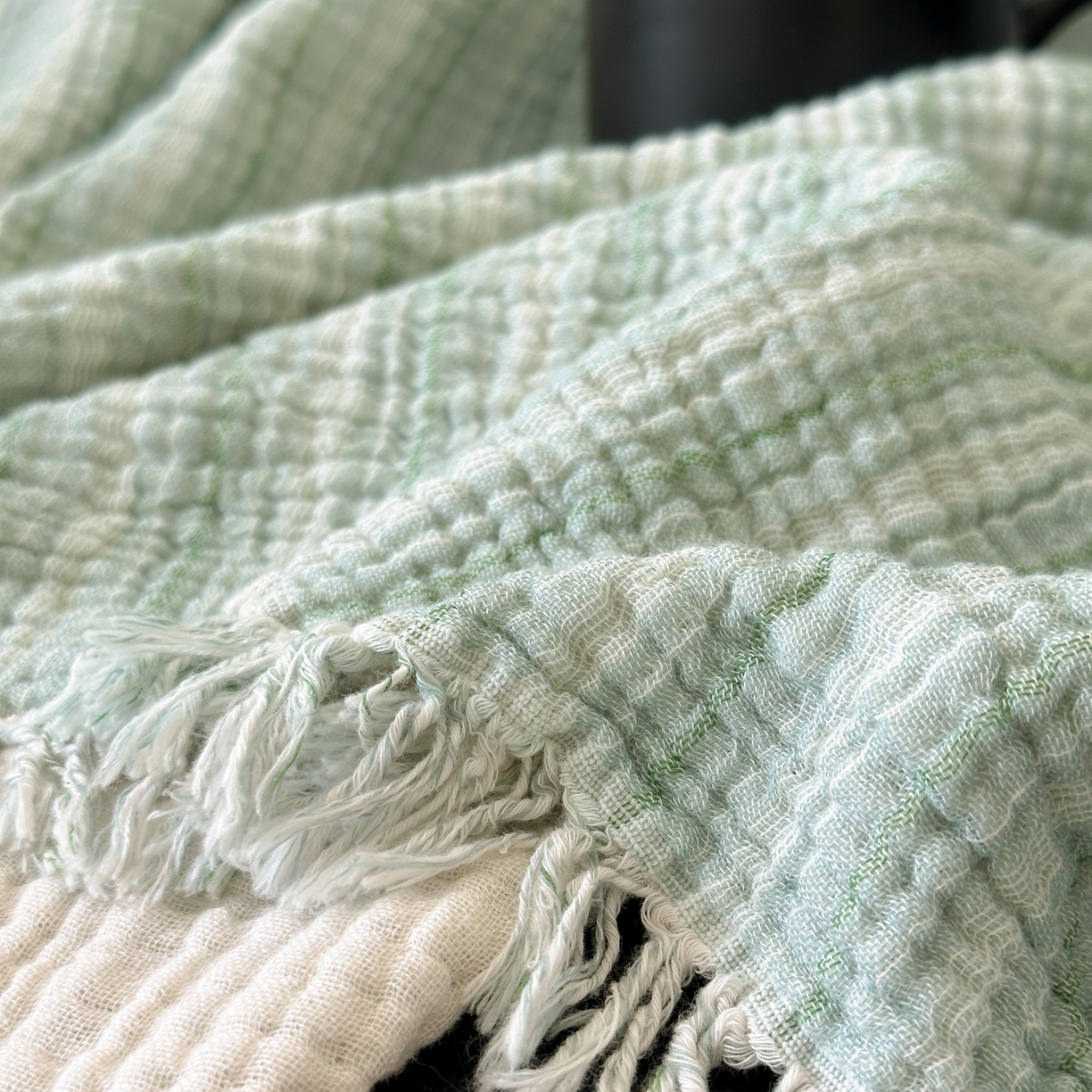 91家纺网 家纺一手货源 找家纺 淑女公社家纺 2025新款双色全棉纯棉皱皱纱流苏毯 双色流苏毯 条纹水绿
