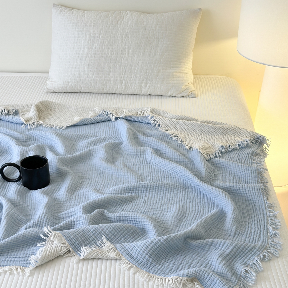 91家纺网 家纺一手货源 找家纺 淑女公社家纺 2025新款双色全棉纯棉皱皱纱流苏毯 双色流苏毯 浅浅蓝