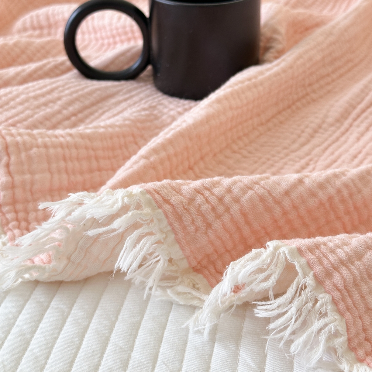 91家纺网 家纺一手货源 找家纺 淑女公社家纺 2025新款双色全棉纯棉皱皱纱流苏毯 双色流苏毯  脏脏粉