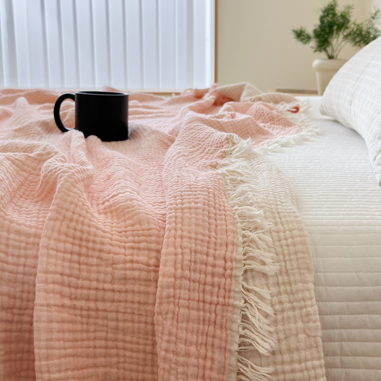 91家纺网 家纺一手货源 找家纺 淑女公社家纺 2025新款双色全棉纯棉皱皱纱流苏毯 双色流苏毯  脏脏粉