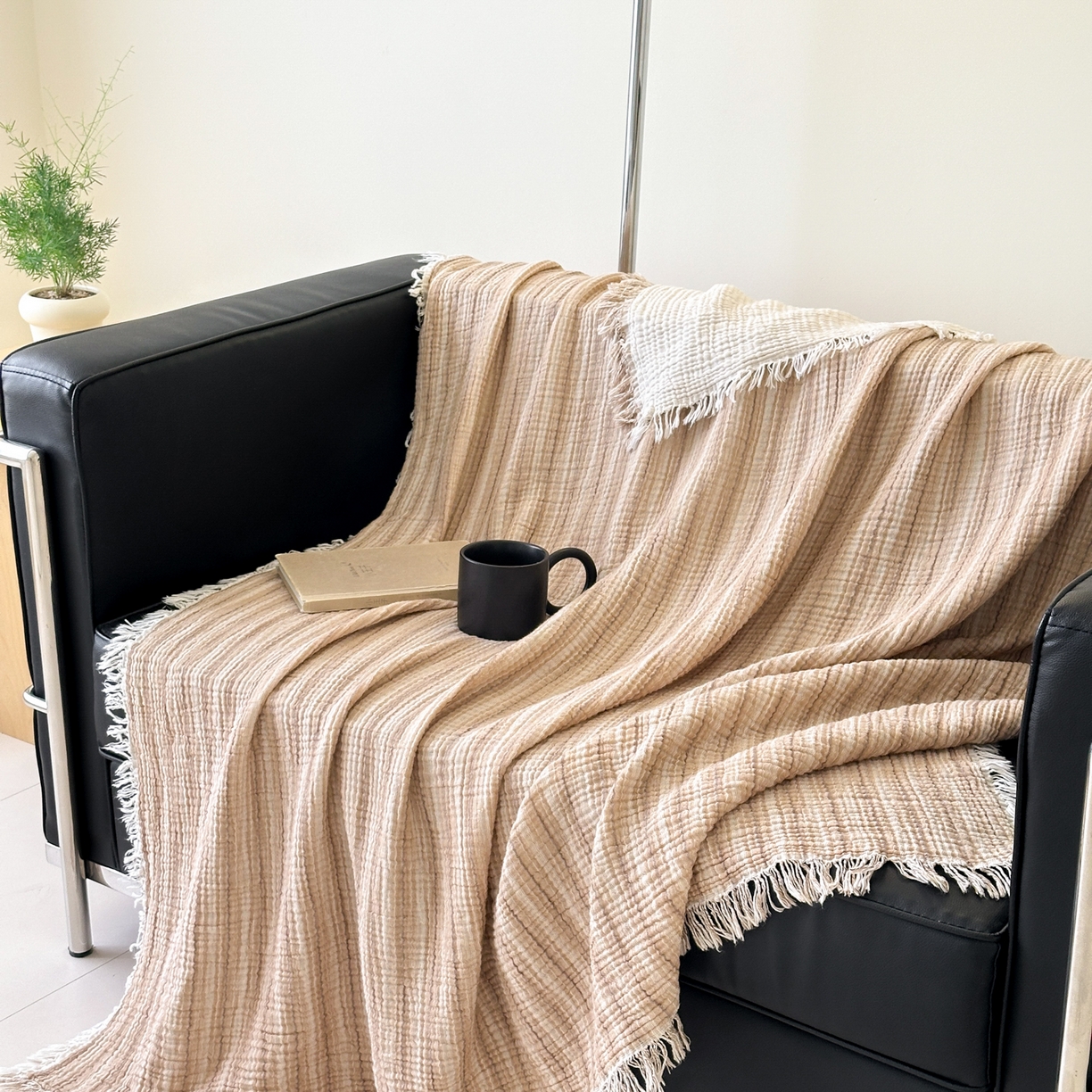 91家纺网 家纺一手货源 找家纺 淑女公社家纺 2025新款双色全棉纯棉皱皱纱流苏毯 双色流苏毯 条纹奶咖