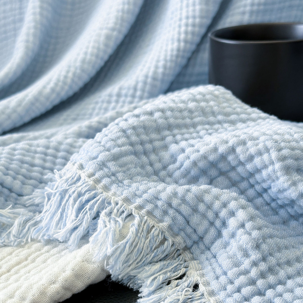 91家纺网 家纺一手货源 找家纺 淑女公社家纺 2025新款双色全棉纯棉皱皱纱流苏毯 双色流苏毯 浅浅蓝