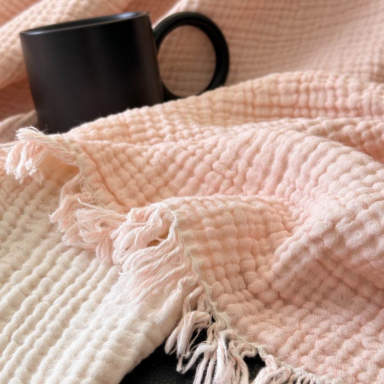 91家纺网 家纺一手货源 找家纺 淑女公社家纺 2025新款双色全棉纯棉皱皱纱流苏毯 双色流苏毯  脏脏粉