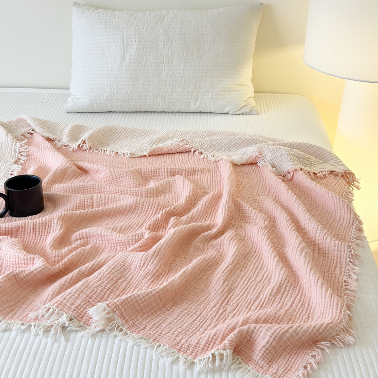 91家纺网 家纺一手货源 找家纺 淑女公社家纺 2025新款双色全棉纯棉皱皱纱流苏毯 双色流苏毯  脏脏粉