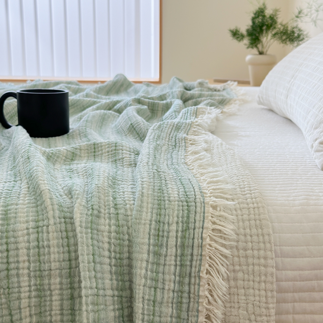 91家纺网 家纺一手货源 找家纺 淑女公社家纺 2025新款双色全棉纯棉皱皱纱流苏毯 双色流苏毯 条纹水绿