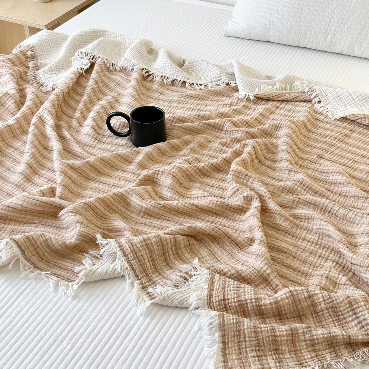 91家纺网 家纺一手货源 找家纺 淑女公社家纺 2025新款双色全棉纯棉皱皱纱流苏毯 双色流苏毯 条纹奶咖