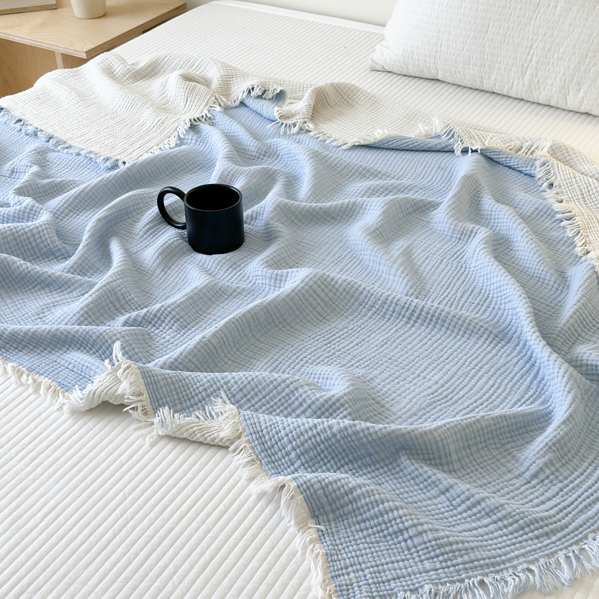 91家纺网 家纺一手货源 找家纺 淑女公社家纺 2025新款双色全棉纯棉皱皱纱流苏毯 双色流苏毯 浅浅蓝