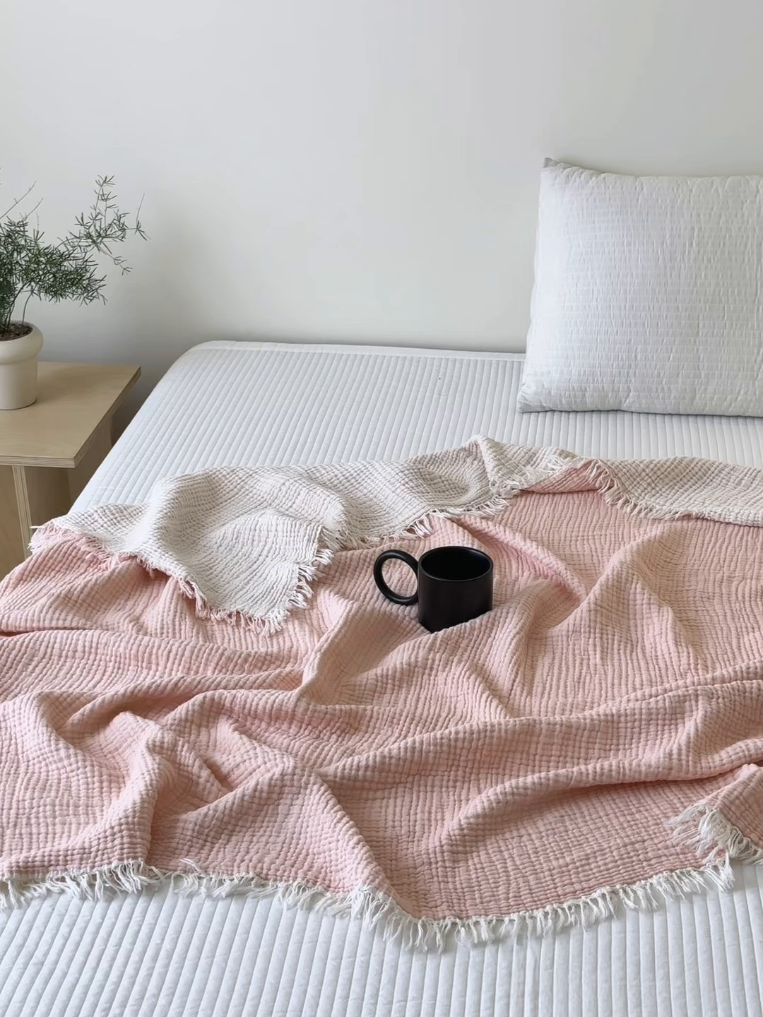 91家纺网 家纺一手货源 找家纺 淑女公社家纺 2025新款双色全棉纯棉皱皱纱流苏毯 双色流苏毯  脏脏粉