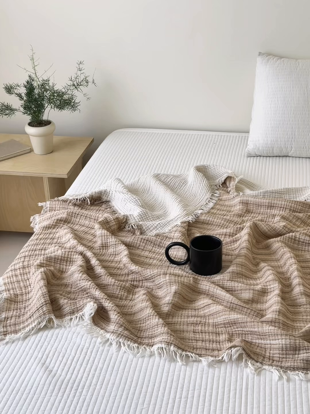 91家纺网 家纺一手货源 找家纺 淑女公社家纺 2025新款双色全棉纯棉皱皱纱流苏毯 双色流苏毯 条纹奶咖