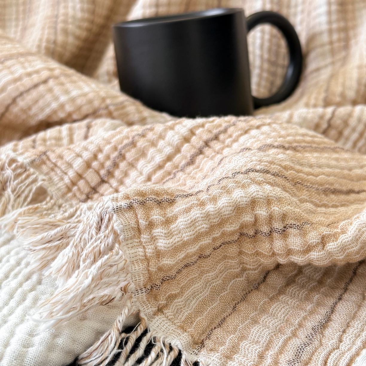 91家纺网 家纺一手货源 找家纺 （总）淑女公社家纺 2025新款双色全棉纯棉皱皱纱流苏毯