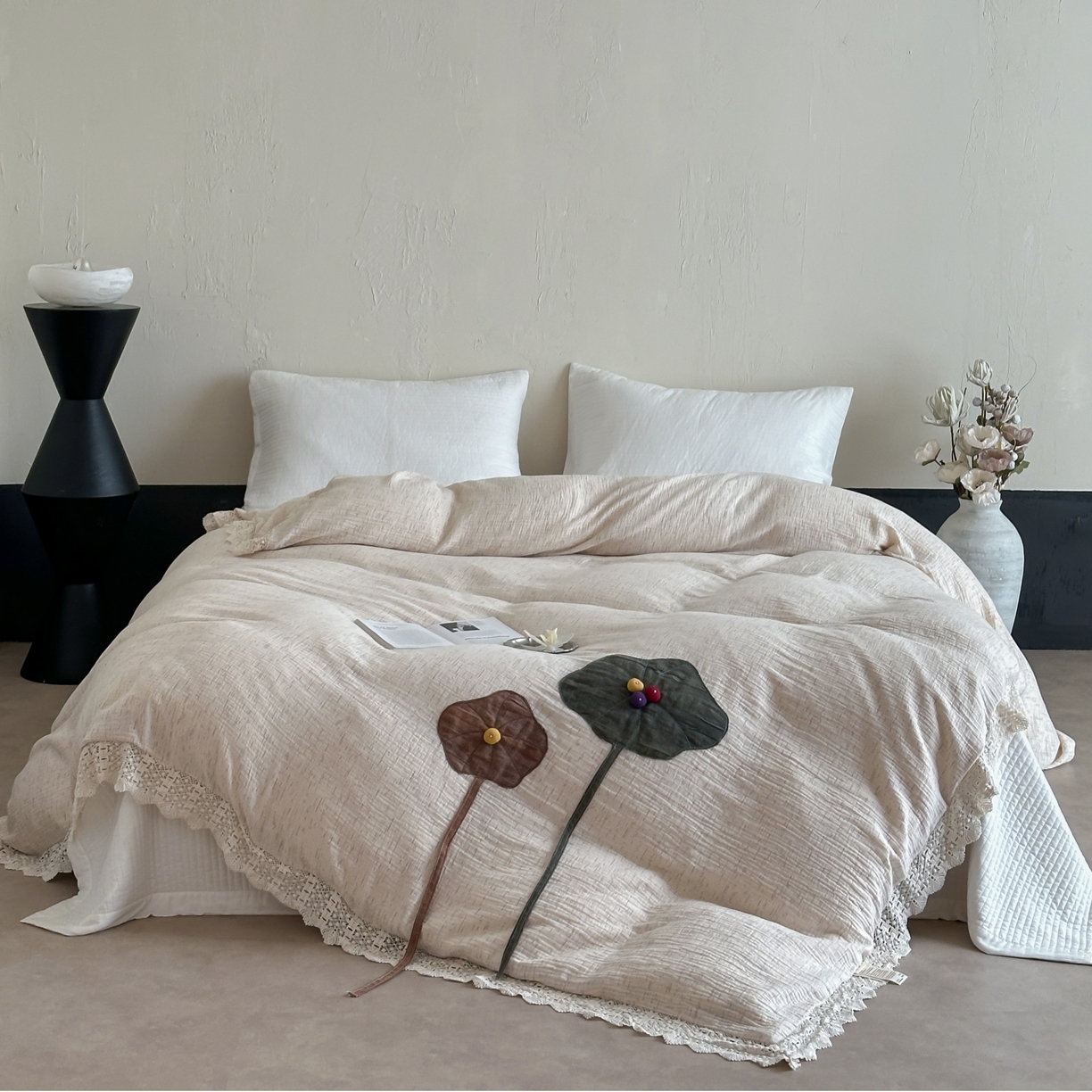 91家纺网 家纺一手货源 找家纺 （总）月夏 2025新款手工贴布棉麻四件套-荷塘月色