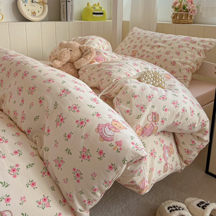 91家纺网 家纺一手货源 找家纺 水墨江南2025新款水洗棉印花四件套 花间小熊