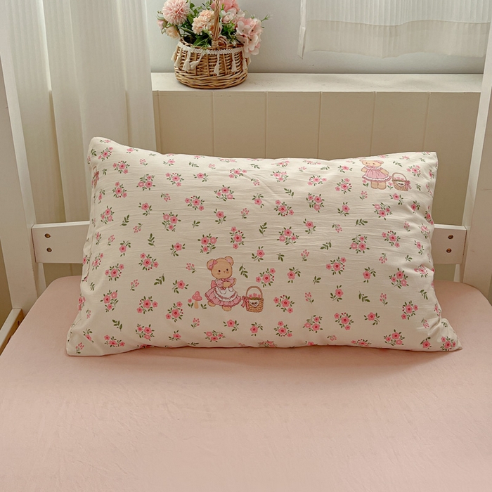 91家纺网 家纺一手货源 找家纺 水墨江南2025新款水洗棉印花四件套 花间小熊