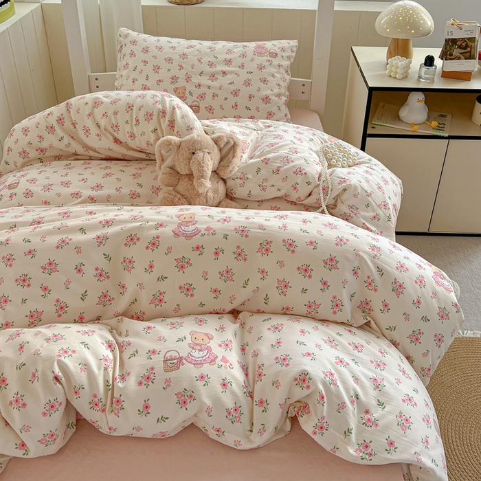 91家纺网 家纺一手货源 找家纺 水墨江南2025新款水洗棉印花四件套 花间小熊