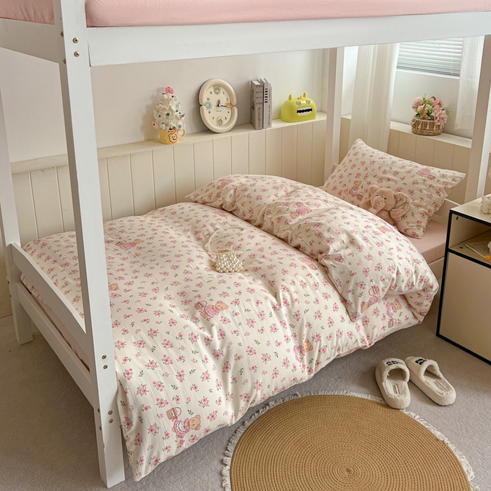 91家纺网 家纺一手货源 找家纺 水墨江南2025新款水洗棉印花四件套 花间小熊