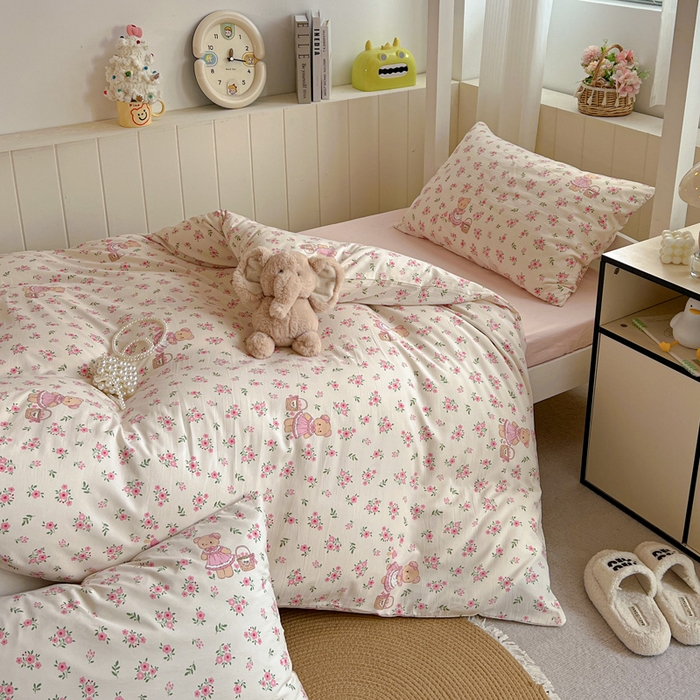 91家纺网 家纺一手货源 找家纺 水墨江南2025新款水洗棉印花四件套 花间小熊