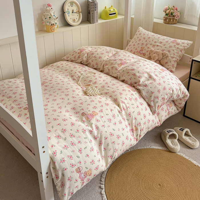 91家纺网 家纺一手货源 找家纺 水墨江南2025新款水洗棉印花四件套 花间小熊