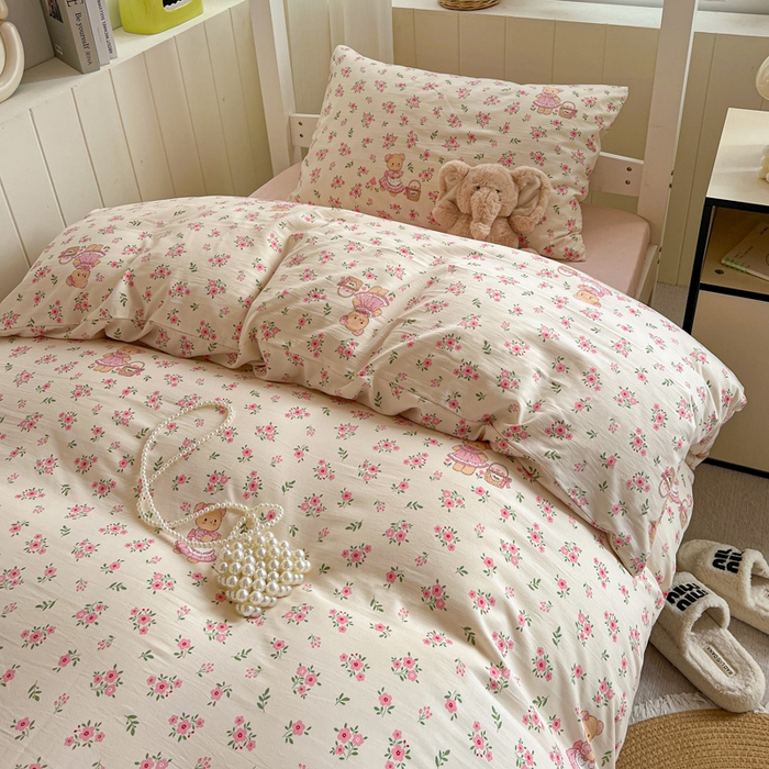 91家纺网 家纺一手货源 找家纺 水墨江南2025新款水洗棉印花四件套 花间小熊