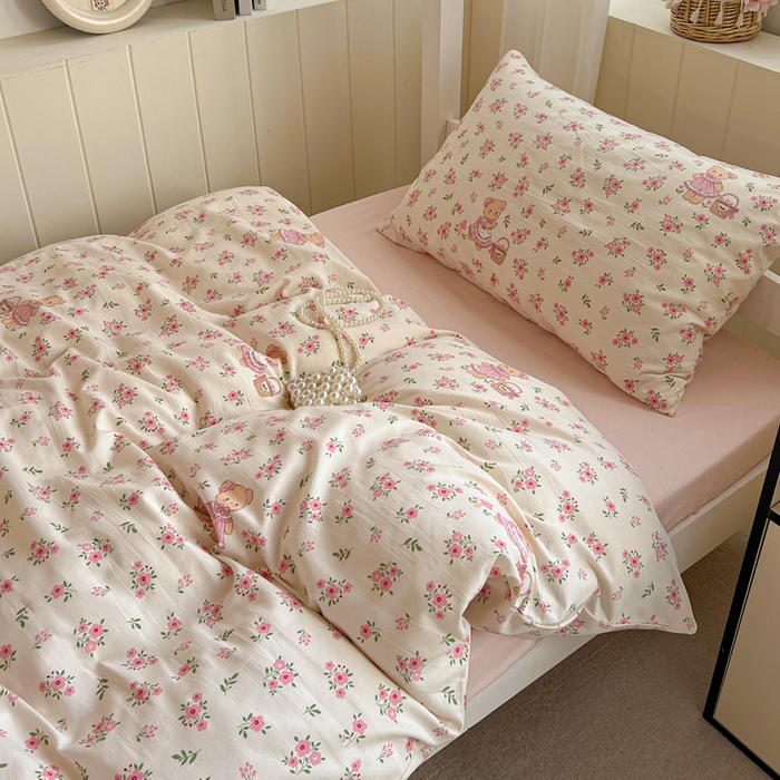 91家纺网 家纺一手货源 找家纺 水墨江南2025新款水洗棉印花四件套 花间小熊