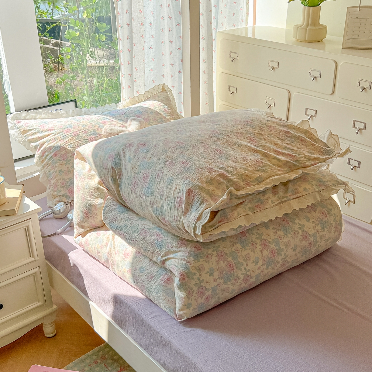 91家纺网 家纺一手货源 找家纺 韩巢家纺 2025新款学生宿舍三件套上下铺学生季开学季床品 镂空花边款-童话花岛