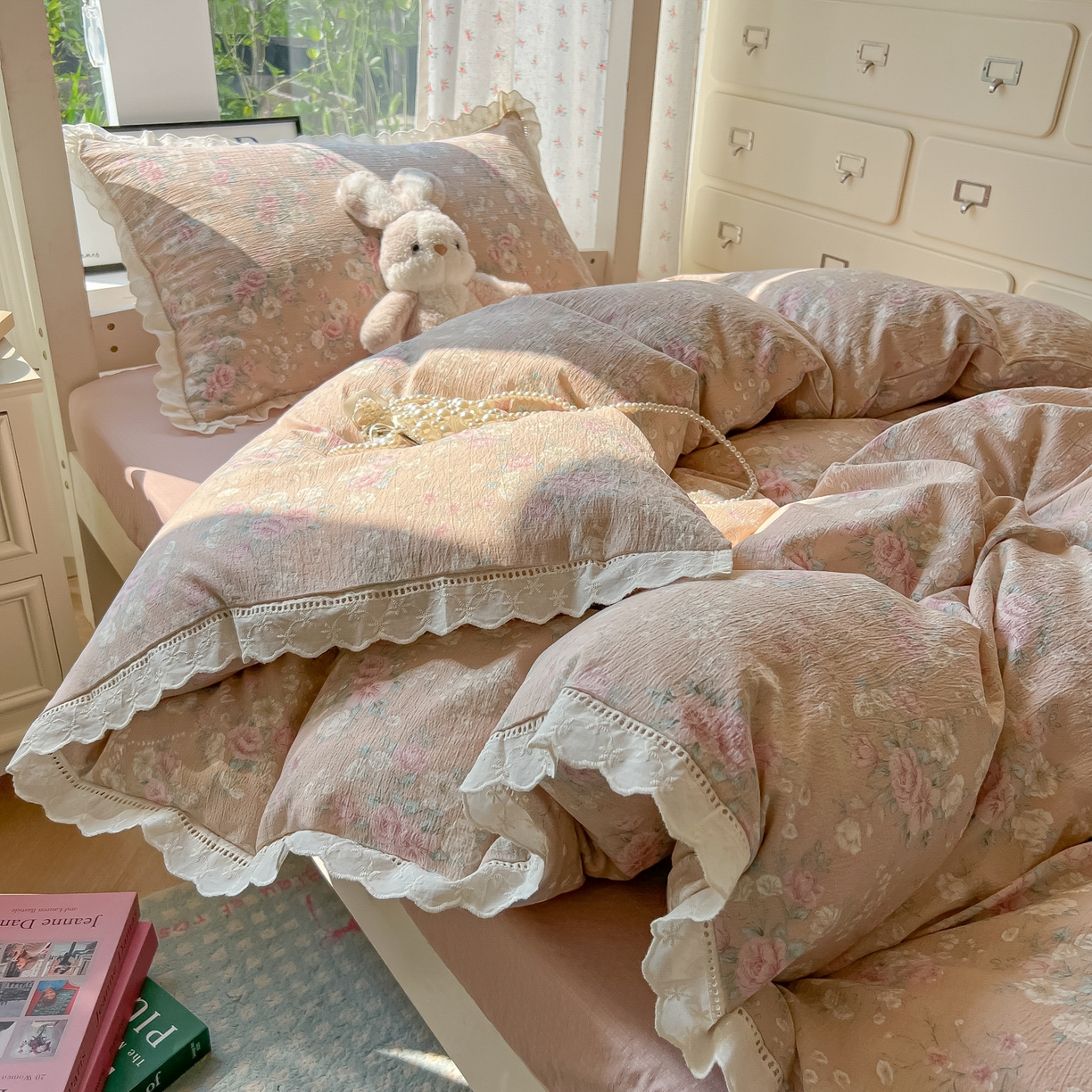 91家纺网 家纺一手货源 找家纺 韩巢家纺 2025新款学生宿舍三件套上下铺学生季开学季床品 镂空花边款-爱如星辰