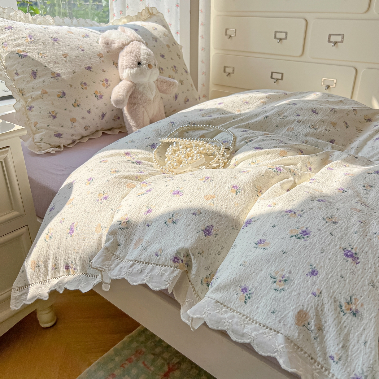 91家纺网 家纺一手货源 找家纺 韩巢家纺 2025新款学生宿舍三件套上下铺学生季开学季床品 镂空花边款-紫叮兰语