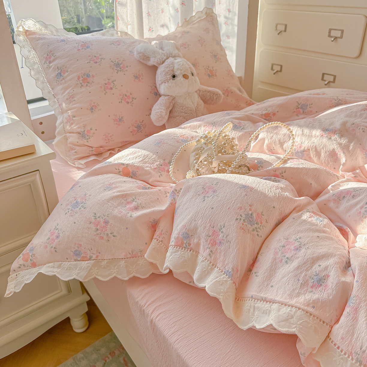 91家纺网 家纺一手货源 找家纺 韩巢家纺 2025新款学生宿舍三件套上下铺学生季开学季床品 镂空花边款-芊芊花海