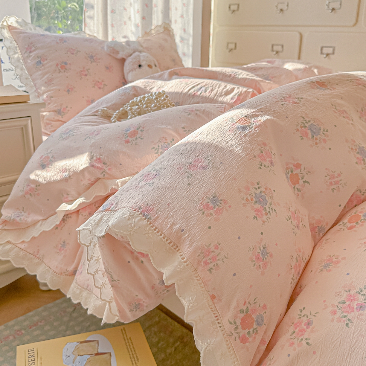 91家纺网 家纺一手货源 找家纺 韩巢家纺 2025新款学生宿舍三件套上下铺学生季开学季床品 镂空花边款-芊芊花海