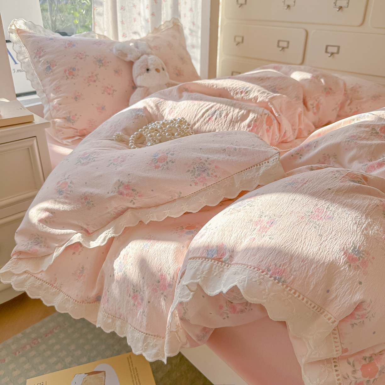 91家纺网 家纺一手货源 找家纺 韩巢家纺 2025新款学生宿舍三件套上下铺学生季开学季床品 镂空花边款-芊芊花海