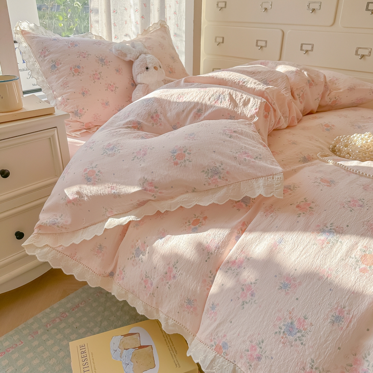 91家纺网 家纺一手货源 找家纺 韩巢家纺 2025新款学生宿舍三件套上下铺学生季开学季床品 镂空花边款-芊芊花海