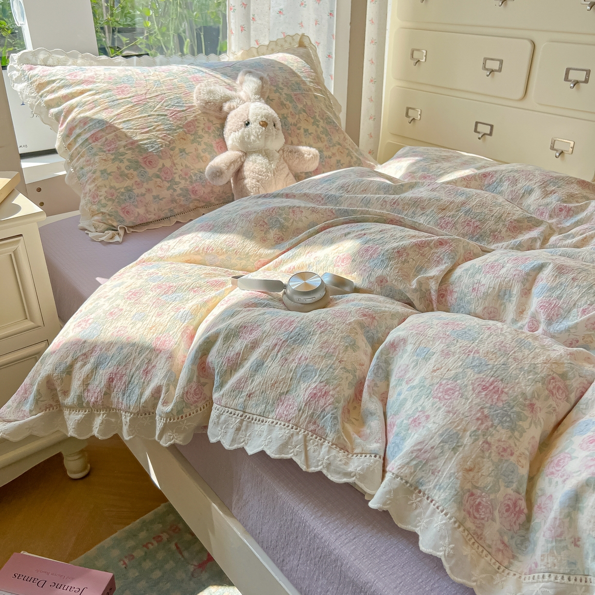 91家纺网 家纺一手货源 找家纺 韩巢家纺 2025新款学生宿舍三件套上下铺学生季开学季床品 镂空花边款-童话花岛